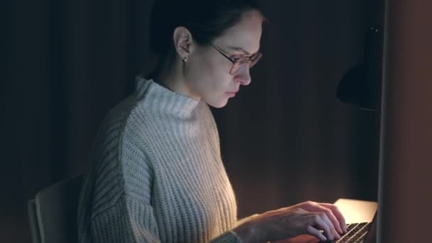 Femme concentrée travaillant à l'ordinateur portable la nuit. Poussée moyenne . — Video