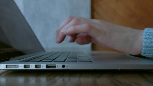 키보드 노트북으로 타자를 치는 여자의 손. — 비디오