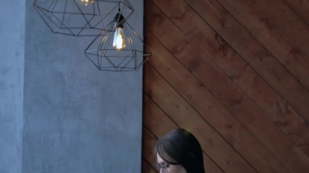 Hermosa mujer freelancer trabajando en el ordenador portátil en la cafetería . — Vídeos de Stock