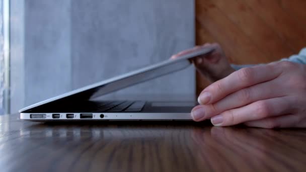 Mãos de uma mulher laptop aberto e digitação no local de trabalho . — Vídeo de Stock