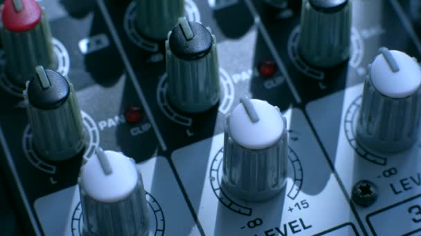 Professzionális hangmérnök kiegyensúlyozó térfogata audio bemenetek digitális audio mixer — Stock videók