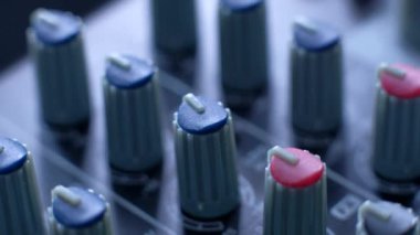 Yakın çekim Karıştırma konsolu. Karıştırma konsoluna doğru yatırın. Anahtarların makrosu.