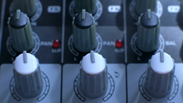 Ingeniero de sonido profesional equilibrando el volumen de entradas de audio mezclador de audio digital — Vídeos de Stock