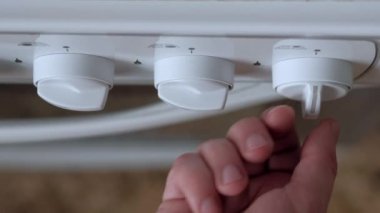 Adam gaz sobası gaz kapatmak.