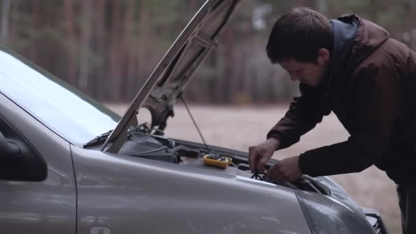 Primo piano - Uomo che ripara un'auto rotta . — Video Stock