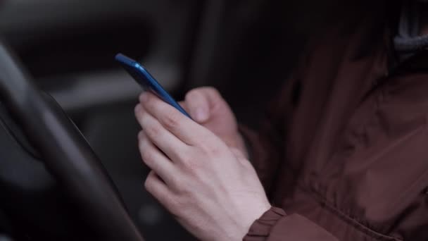 Händerna på människan med hjälp av smartphone med grön skärm i bilen. — Stockvideo