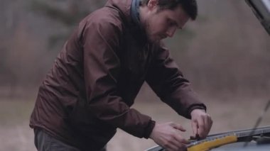 Sürücü kırık araba tamir.