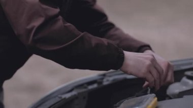 Sürücü kırık araba tamir.