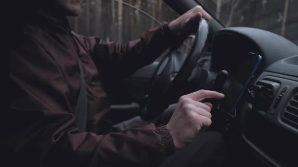 Driver close-up menggunakan smartphone . — Stok Video