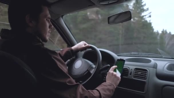 Europejski człowiek napędza samochód. — Wideo stockowe