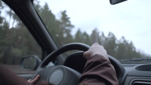 Förarna hand styr bilen. — Stockvideo