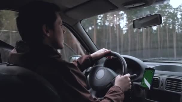 Hombre conducir el coche . — Vídeo de stock