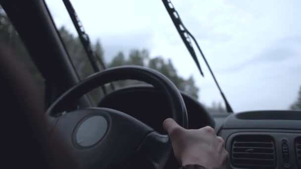 Autofahren mit funktionierenden Scheibenwischern. Scheibenreinigung. — Stockvideo