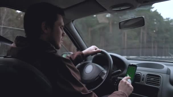 L'homme européen conduit la voiture . — Video