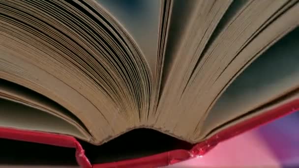 pages du livre sont retournées .