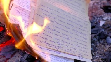 Yanan kül ve rüzgarda saçılır. 4k uhd