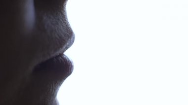 Kadın el sarartı üzerine hap koyarak. 