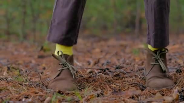 屋外で踊る黄色い靴下を持つ女性の足. — ストック動画