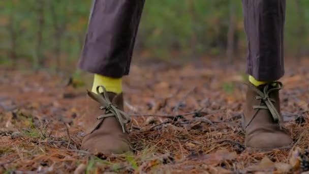 Womans nogi z żółtym skarpety taniec na wolnym powietrzu. — Wideo stockowe