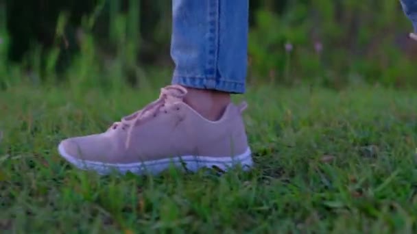 Ноги женщины ходить по зеленому лугу, туристические прогулки на природе. — стоковое видео
