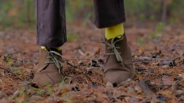 Frauenbeine mit gelben Socken tanzen im Freien. — Stockvideo