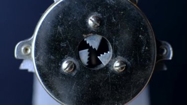 Kalem tıraş edicinin hareketinde dişlerin yakın çekim.