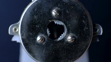 Kalem tıraş edicinin hareketinde dişlerin yakın çekim.