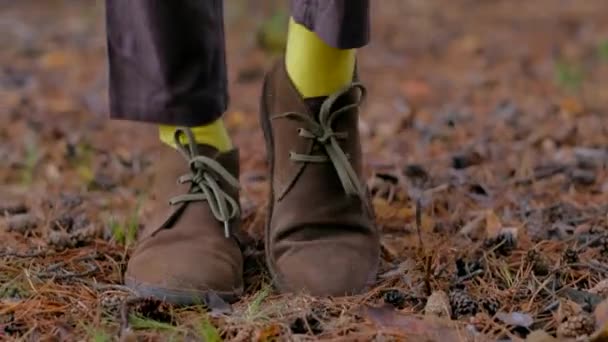 Mujeres piernas con calcetines amarillos bailando al aire libre . — Vídeos de Stock