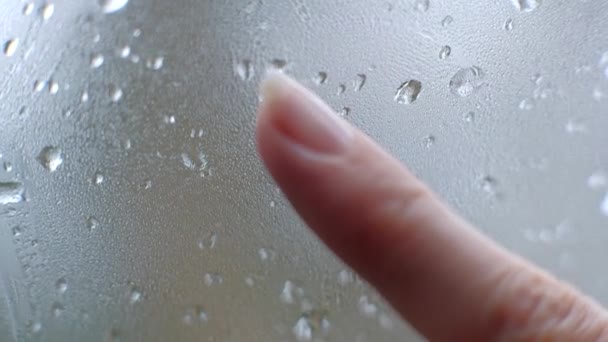 Mujer dibuja un dedo en el símbolo de cristal empañado del corazón del amor en el coche — Vídeos de Stock