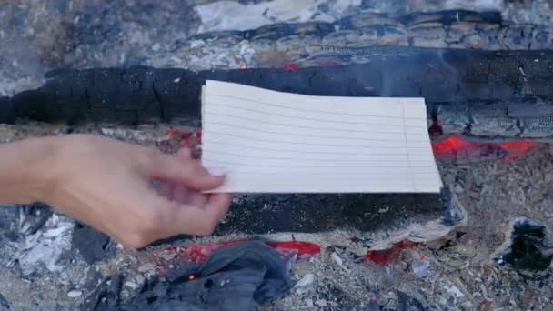 La ceniza ardiente y se dispersa en el viento. 4k uhd — Vídeos de Stock