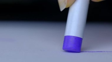 Kağıt üzerinde Mavi Wax Boya Kalemi Çizim Hattı.