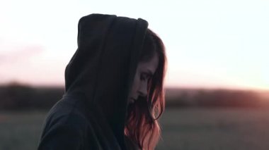 Yaz aylarında sahada vintage kamera ile Kadın yumuşak. Close.