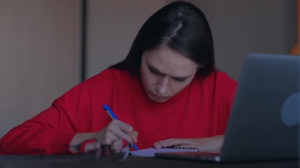 Menina perturbada puxar uma folha com ideias escritas de um caderno — Vídeo de Stock