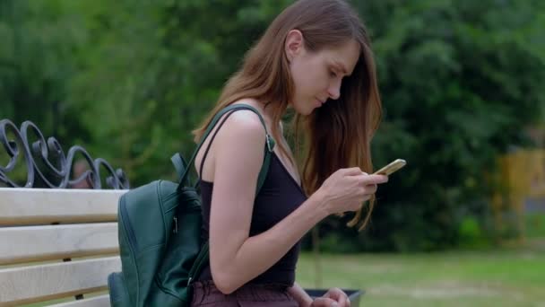 Fille utiliser smartphone en plein air . — Video