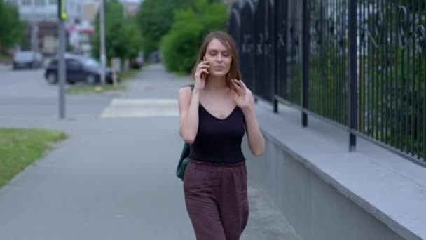 Brunette fille parler sur smartphone en plein air . — Video