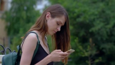 Açık havada kız kullanımı Smartphone.
