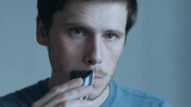 Hombre afeitándose con afeitadora eléctrica. — Vídeo de stock