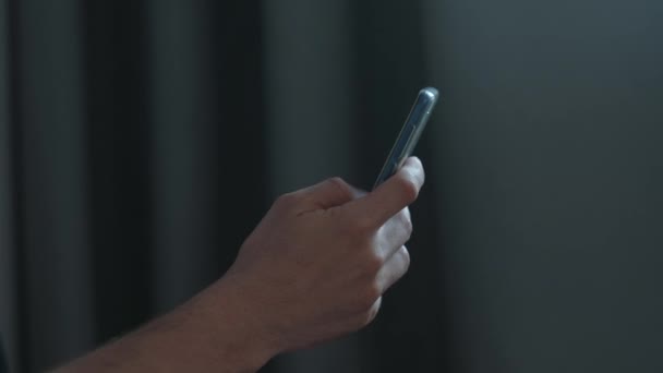 Hände des Mannes mit Smartphone in der Wohnung. — Stockvideo