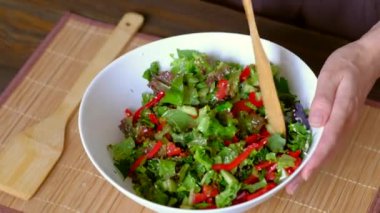 Bir tabak taze sebze salatası karıştırarak kadın.