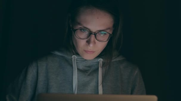 Chica morena trabajando en cuaderno en la noche en casa . — Vídeos de Stock