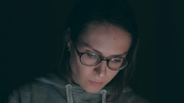 Chica morena trabajando en cuaderno en la noche en casa . — Vídeo de stock