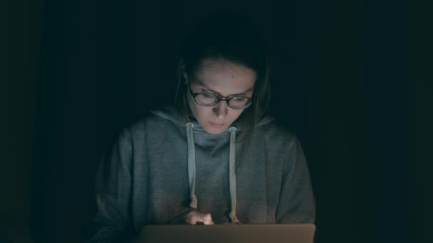 Brünettes Mädchen arbeitet in der Nacht zu Hause am Notebook. — Stockvideo