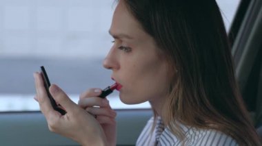 Arabada makyaj yapan kadın.