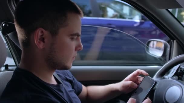 Guy utilizzare smartphone in auto . — Video Stock