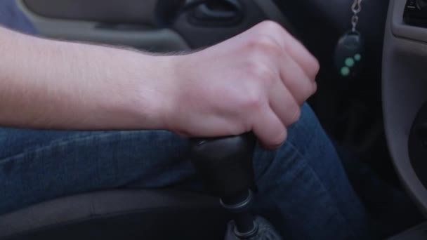 Переключить передачу в машине . — стоковое видео