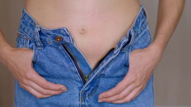 ボタンのない青いジーンズのポーズをとる若い女の子. — ストック動画