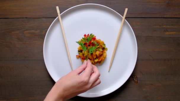 Finální dotykové vaření pro lahodné jídlo v restauraci. 4k. — Stock video