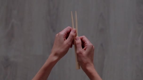 Открытые суши палочки в руке . — стоковое видео