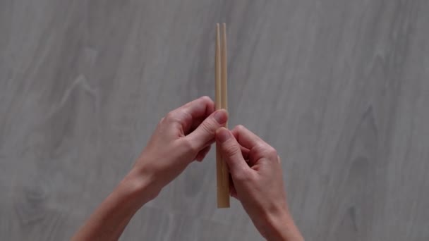 Apri i bastoncini di sushi in mano . — Video Stock