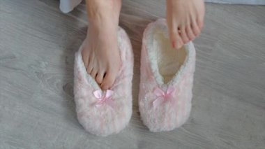Kadın evde terlik giymek.
